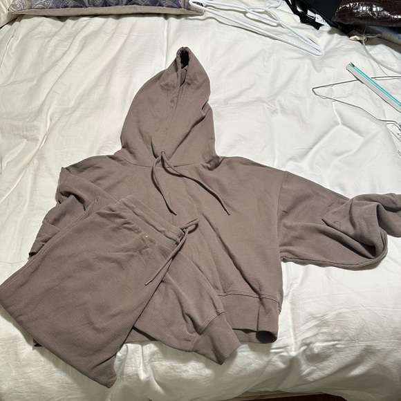 SUNDAY BEST Aritzia sweatsuit in taupe - Picture 2 of 6